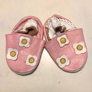 Pink leather baby shoes with flowers, 0-6 months
